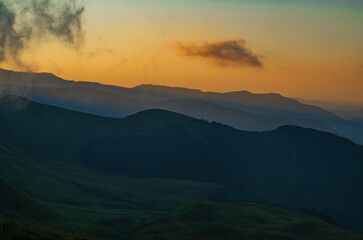 Il tramonto sulle montagne a luglio