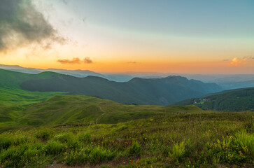 Il tramonto sulle montagne a luglio