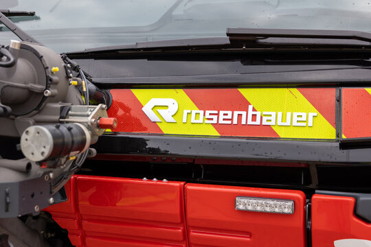 Die Rosenbauer International AG ist ein &ouml;sterreichischer Feuerwehrger&auml;tehersteller mit Sitz in Leonding in Ober&ouml;sterreich. Das Unternehmen ist weltweit einer der gr&ouml;&szlig;ten Hersteller von Feuerwehrfahrze
