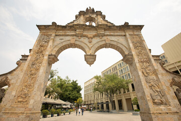Obraz premium Morning view of the historic gateway arch of central downtown Zapopan, Jalisco, Mexico.