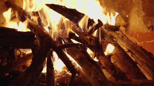 Fuego en invierno fogata en interior