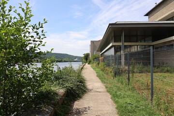 Voie piétonne le long de la rivière Moselle, ville de Pont à Mousson, département de la Meurthe et Moselle, France