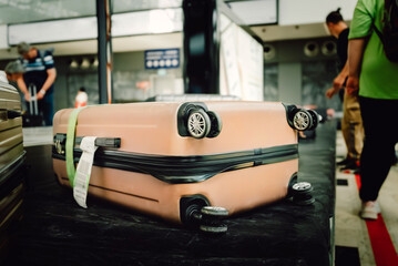 Circulating conveyor belt with luggage in the airport.