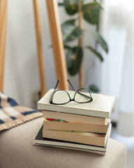 Torre de libros y anteojos lentes para lectura