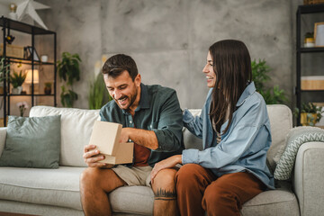 Obraz premium Girlfriend surprise her boyfriend for birthday with gift present