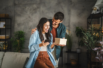 Obraz premium Boyfriend surprise his girlfriend for birthday with gift present