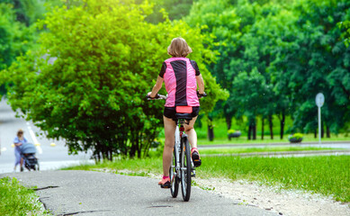 Obraz premium Cyclist ride on the bike path in the city Park 