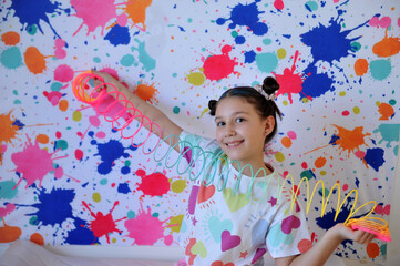 menina colorido divertimento com tintas coloridas recreação escolar criativa 