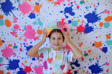 menina colorido divertimento com tintas coloridas recreação escolar criativa 
