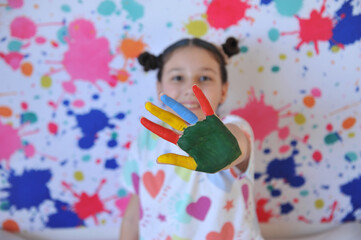 menina com rosto colorido divertimento com tintas coloridas recreação escolar criativa 