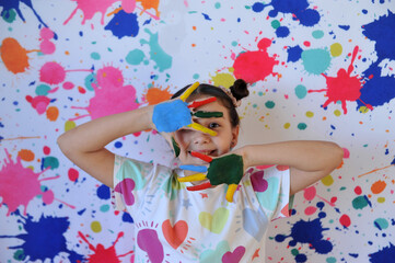 menina com rosto colorido divertimento com tintas coloridas recreação escolar criativa 