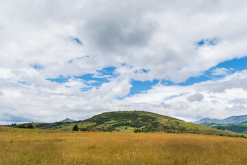 Paisaje de una montaña y un cielo, escenario rural