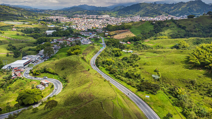 Ciudad de Pereira desde las alturas, con la autopista en primer plano al atardecer