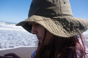 Mujer aventurera en en mar