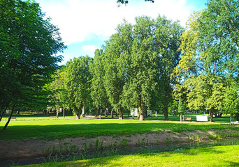 Malowniczy park zdrojowy w Nałęczowie po renowacji. Czerwiec 2024