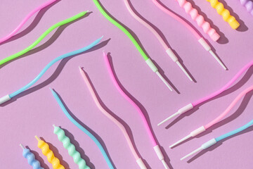 Naklejka premium Many colorful Birthday candles on lilac background