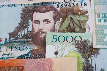Primer plano de diferentes nominaciones de billetes colombianos de dinero