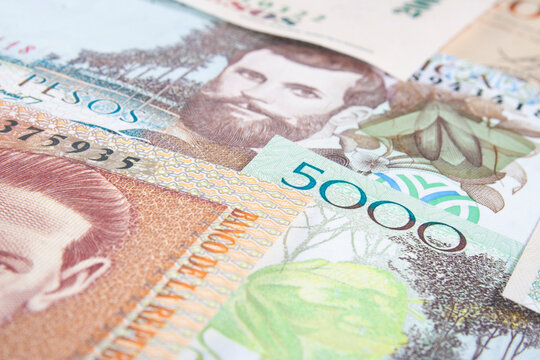 Primer plano de diferentes nominaciones de billetes colombianos de dinero