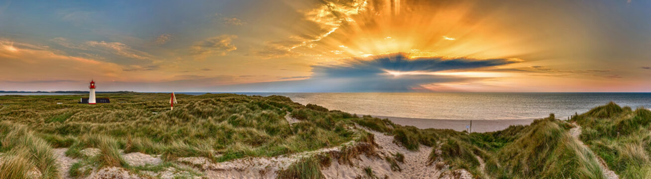 Lighthouse List-West at sunset, elbow, Sylt, North Frisian Island, North Sea, North Frisia, Schleswig-Holstein, Germany, Europe
