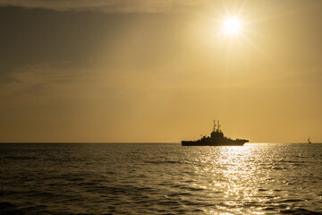 atardecer con un barco