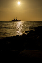 atardecer barco horizonte