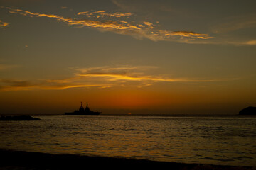 atardecer barco horizonte