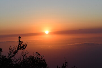 atardecer em el Ecuador es lo mejor a 2500 msnm y fuerte viento corre temperatura 10 grados