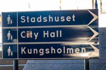 Obraz premium Stockholm, Sweden A sign downtown for pedestrians says Stadshuset, City Hall and Kungholmen.