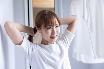 髪の毛を縛る女性　woman tying her hair