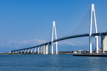 Naklejka premium 海王丸パークと新湊大橋