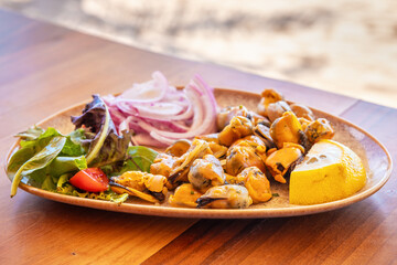 Baked mussels with lettuce and onion