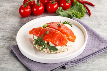 Crispy bread with salmon and cream cheese