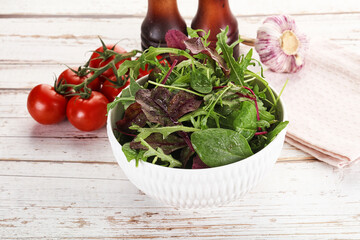 Mix salad in the bowl