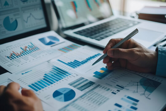 財務資料の確認をするビジネスマン - Powered by Adobe
