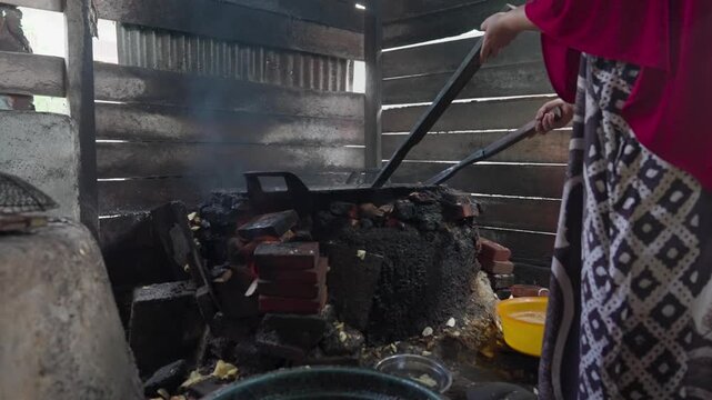 The process of frying cassava chips, masala tapioca chips or keripik singkong