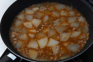 麻婆大根を作る様子