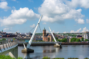 The Peace Bridge und Rathaus am River Foyle Londonderry Derry Stadt Nordirland County Derry