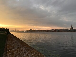 Obraz premium sunset over the embankment