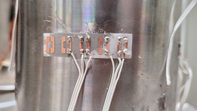 Extensometry gauges, strain gauges glued on a metal sample.