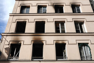 Obraz premium Immeuble incendié et vidé de ses occupants
