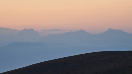 Tramonto con inversione termica tra i valloni del Parco Nazionale della Maiella