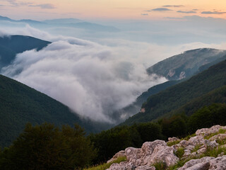 Tramonto con inversione termica tra i valloni del Parco Nazionale della Maiella