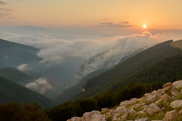 Tramonto con inversione termica tra i valloni del Parco Nazionale della Maiella