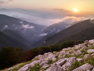 Tramonto con inversione termica tra i valloni del Parco Nazionale della Maiella