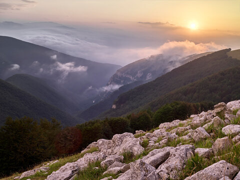 Tramonto con inversione termica tra i valloni del Parco Nazionale della Maiella