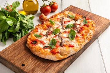 Pinsa romana con pomodoro, mozzarella e acciughe, cibo italiano 