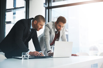 Obraz premium Businessmen, laptop and planning for problem solving in office, accounting agency and teamwork for project. Support, collaboration and mentorship with internship, talking and discussion for finance