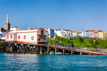 Obraz premium Colorful buildings along the seafront of the Welsh coastal town of Tenby