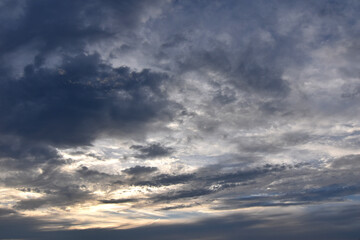 Fototapeta premium 雲の多い空、夕日が隠れる