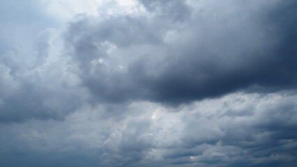 真夏の空の暗い積乱雲の様子
